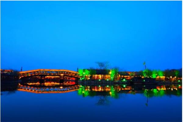 燈光下投影出來的公園橋邊場景 燈光下投影出來的公園橋邊場景