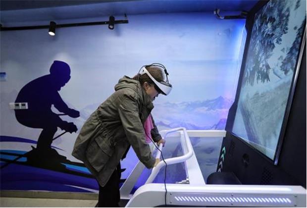 大叔正在體驗雙人滑雪vr設備 大叔正在體驗雙人滑雪vr設備